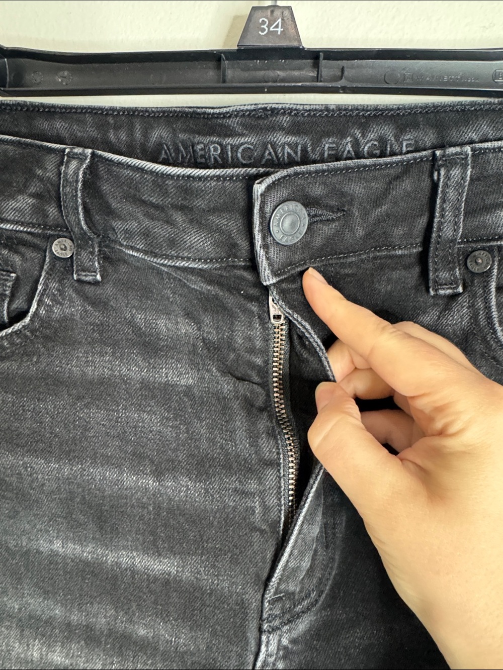 Americal Eagle Mom Raw Hem Hi-Waisted Cuffed Stretch Black Denim Shorts size 8 - Picture 7 of 11